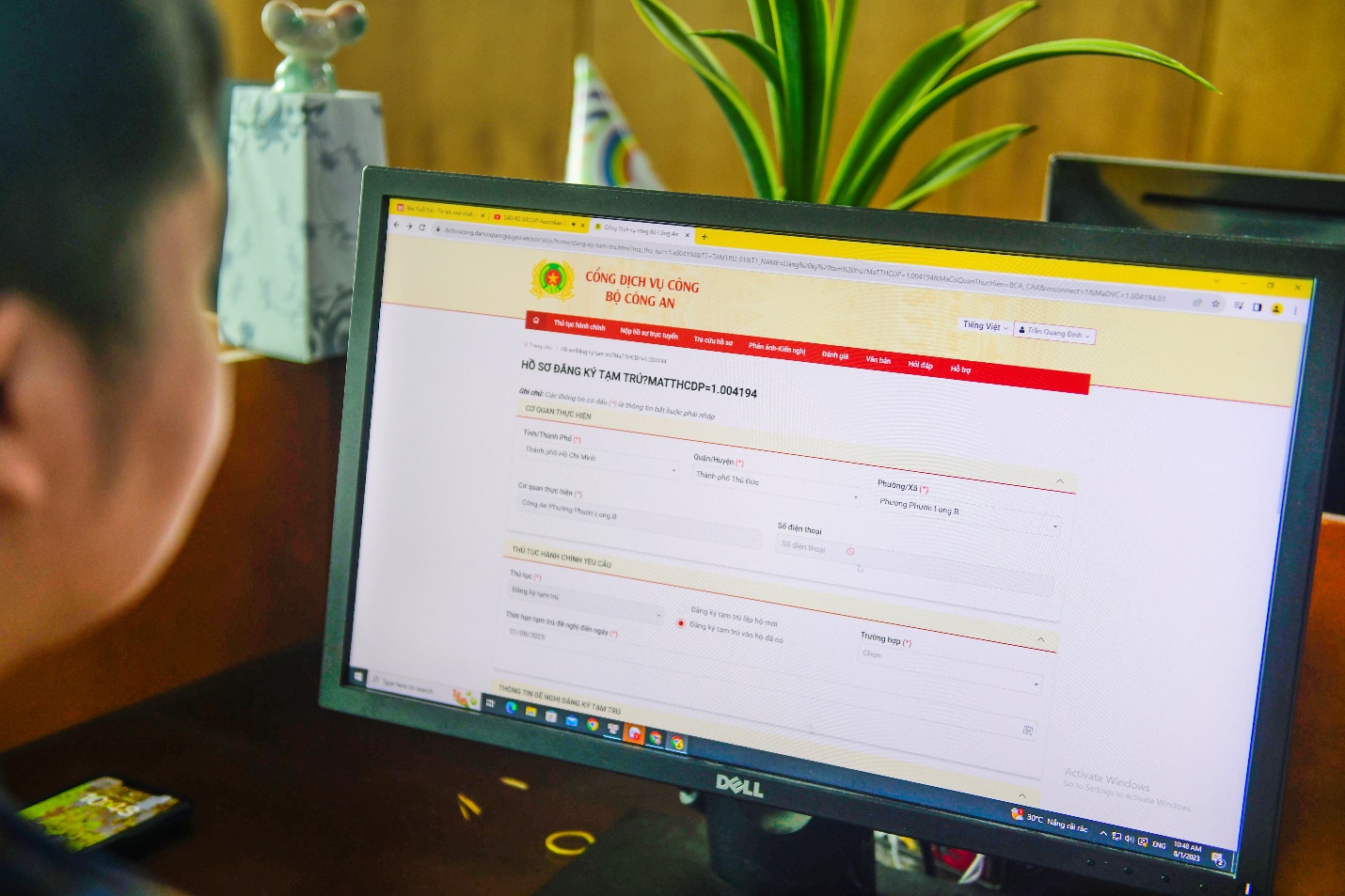 PEOPLE CAN CONVENIENTLY PAY FOR ONLINE PUBLIC SERVICES VIA THE NATIONAL PUBLIC SERVICE PORTAL AND VNEID APPLICATION- Ảnh 1.