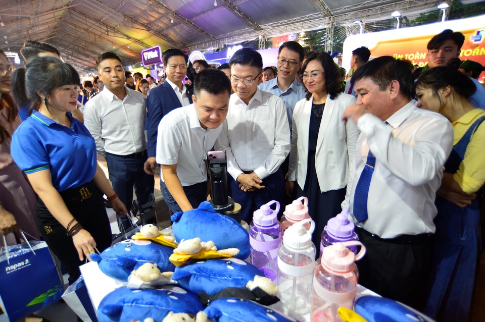 DEPUTY PRIME MINISTER PARTICIPATES IN NAPAS PAYMENT EXPERIENCE ACTIVITIES AT THE CASHLESS FESTIVAL 2024- Ảnh 2.