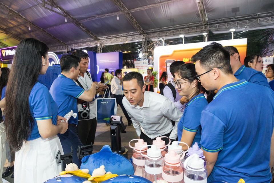 DEPUTY PRIME MINISTER PARTICIPATES IN NAPAS PAYMENT EXPERIENCE ACTIVITIES AT THE CASHLESS FESTIVAL 2024- Ảnh 6.