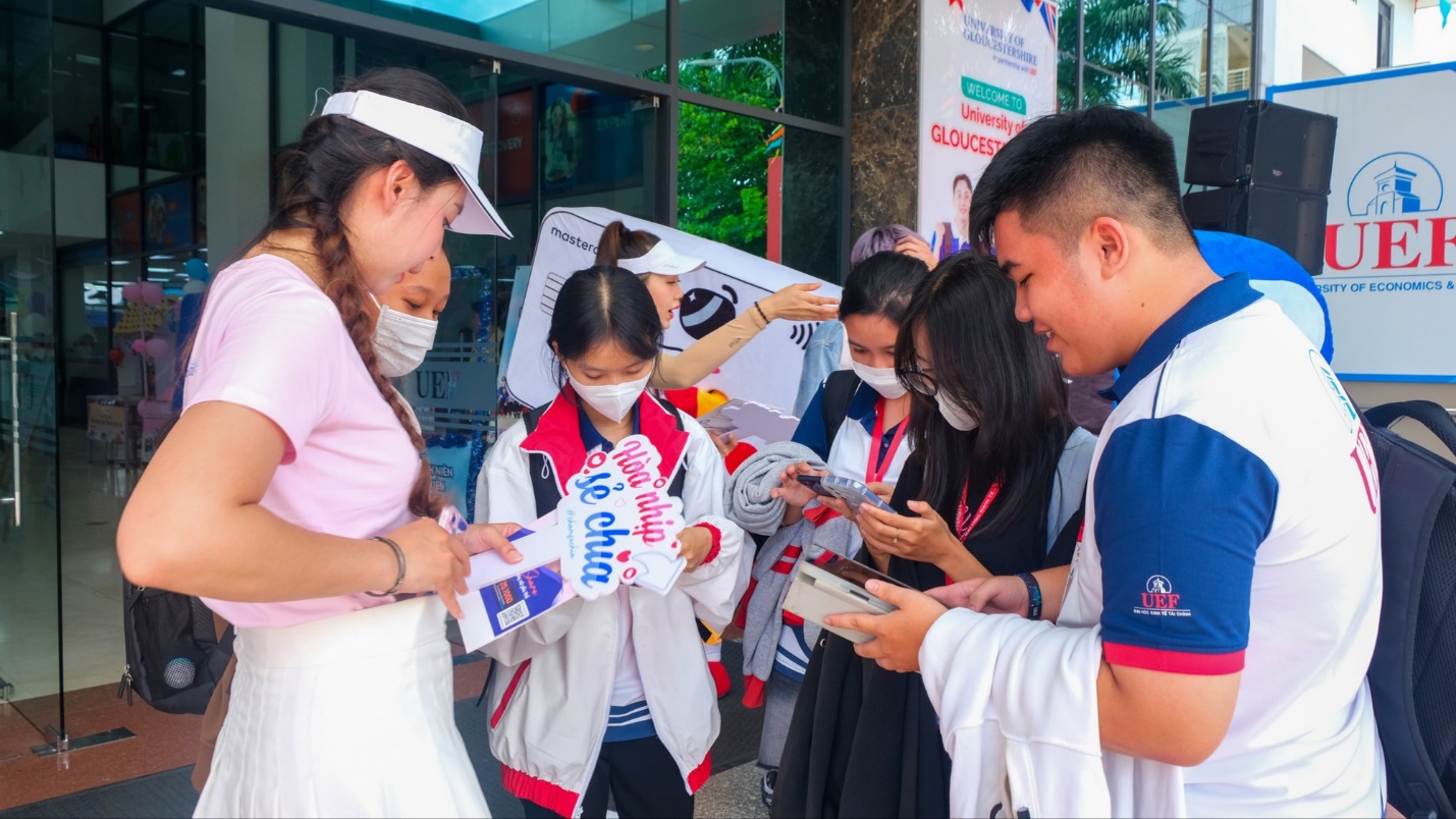 'Chuyến xe yêu thương' kết nối sinh viên với hoạt động thiện nguyện- Ảnh 2.