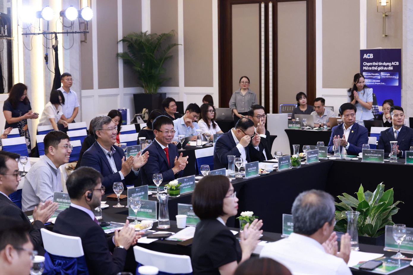 Hội thảo Ngày thẻ Việt Nam 2025: Một chạm vạn niềm tin - Kiến tạo tương lai thanh toán số"- Ảnh 14. Hội thảo Ngày thẻ Việt Nam 2025: Một chạm vạn niềm tin - Kiến tạo tương lai thanh toán số"- Ảnh 14.