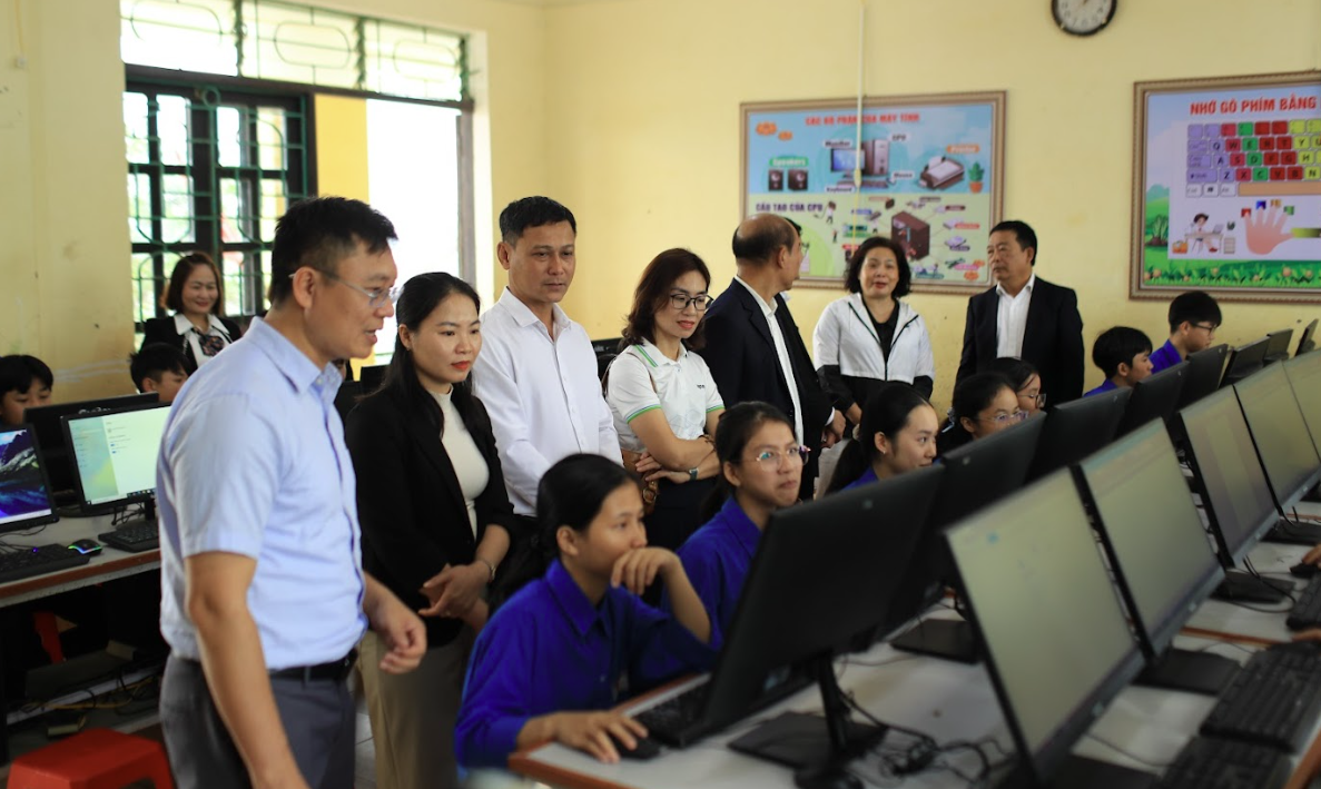 Ban tổ chức Ngày thẻ Việt Nam trao tặng phòng học máy tính tới học sinh Nghệ An- Ảnh 3.