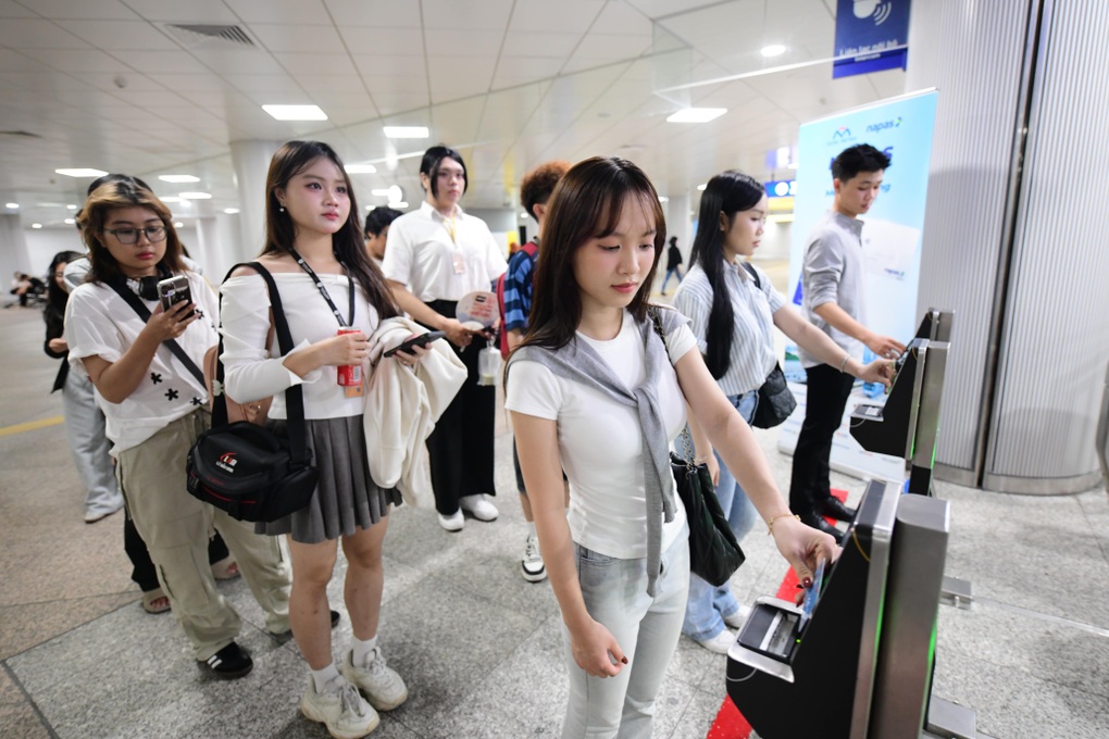 Giới trẻ TPHCM thích thú chạm thẻ NAPAS khi di chuyển với Metro số 1- Ảnh 1.