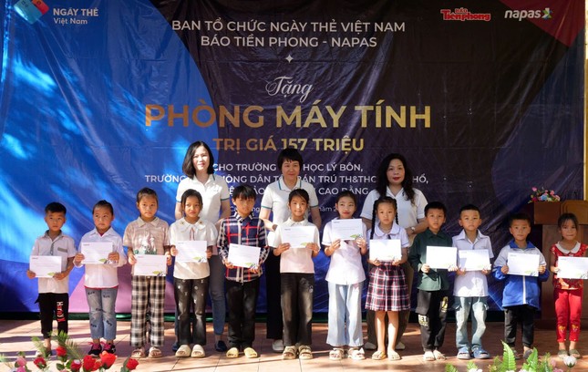 BTC Ngày thẻ Việt Nam trao tặng phòng máy tính và quà khuyến học cho học sinh vùng khó khăn tỉnh Cao Bằng- Ảnh 3. Trao phòng máy tính cho học sinh vùng khó khăn tỉnh Cao Bằng ảnh 3