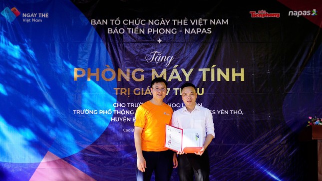BTC Ngày thẻ Việt Nam trao tặng phòng máy tính và quà khuyến học cho học sinh vùng khó khăn tỉnh Cao Bằng- Ảnh 4. Trao phòng máy tính cho học sinh vùng khó khăn tỉnh Cao Bằng ảnh 4