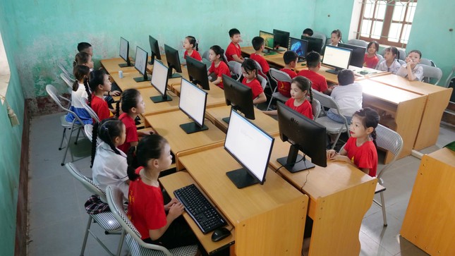 BTC Ngày thẻ Việt Nam trao tặng phòng máy tính và quà khuyến học cho học sinh vùng khó khăn tỉnh Cao Bằng- Ảnh 5. Trao phòng máy tính cho học sinh vùng khó khăn tỉnh Cao Bằng ảnh 6