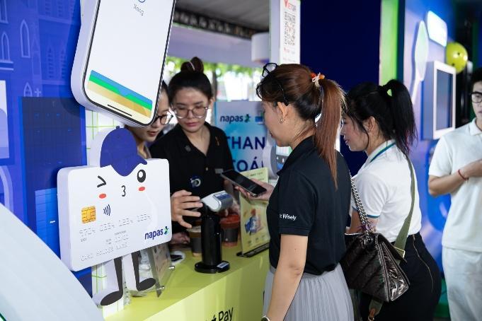 Sôi động gian hàng NAPAS tại Lễ hội không tiền mặt - Ting ting Day 2025 - Ảnh 3.