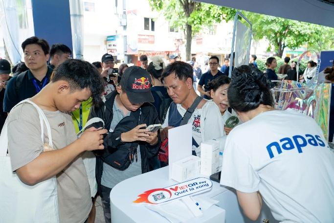 Sôi động gian hàng NAPAS tại Lễ hội không tiền mặt - Ting ting Day 2025 - Ảnh 4. Sôi động gian hàng NAPAS tại Lễ hội không tiền mặt - Ting ting Day 2025 - Ảnh 4.