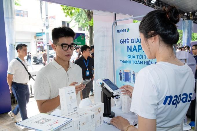 Sôi động gian hàng NAPAS tại Lễ hội không tiền mặt - Ting ting Day 2025 - Ảnh 7. Sôi động gian hàng NAPAS tại Lễ hội không tiền mặt - Ting ting Day 2025 - Ảnh 7.