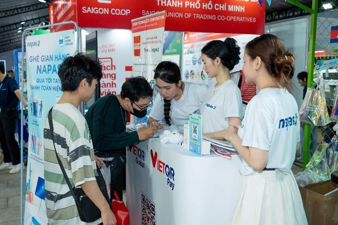 Sôi động gian hàng NAPAS tại Lễ hội không tiền mặt - Ting ting Day 2025 - Ảnh 9. Sôi động gian hàng NAPAS tại Lễ hội không tiền mặt - Ting ting Day 2025 - Ảnh 9.