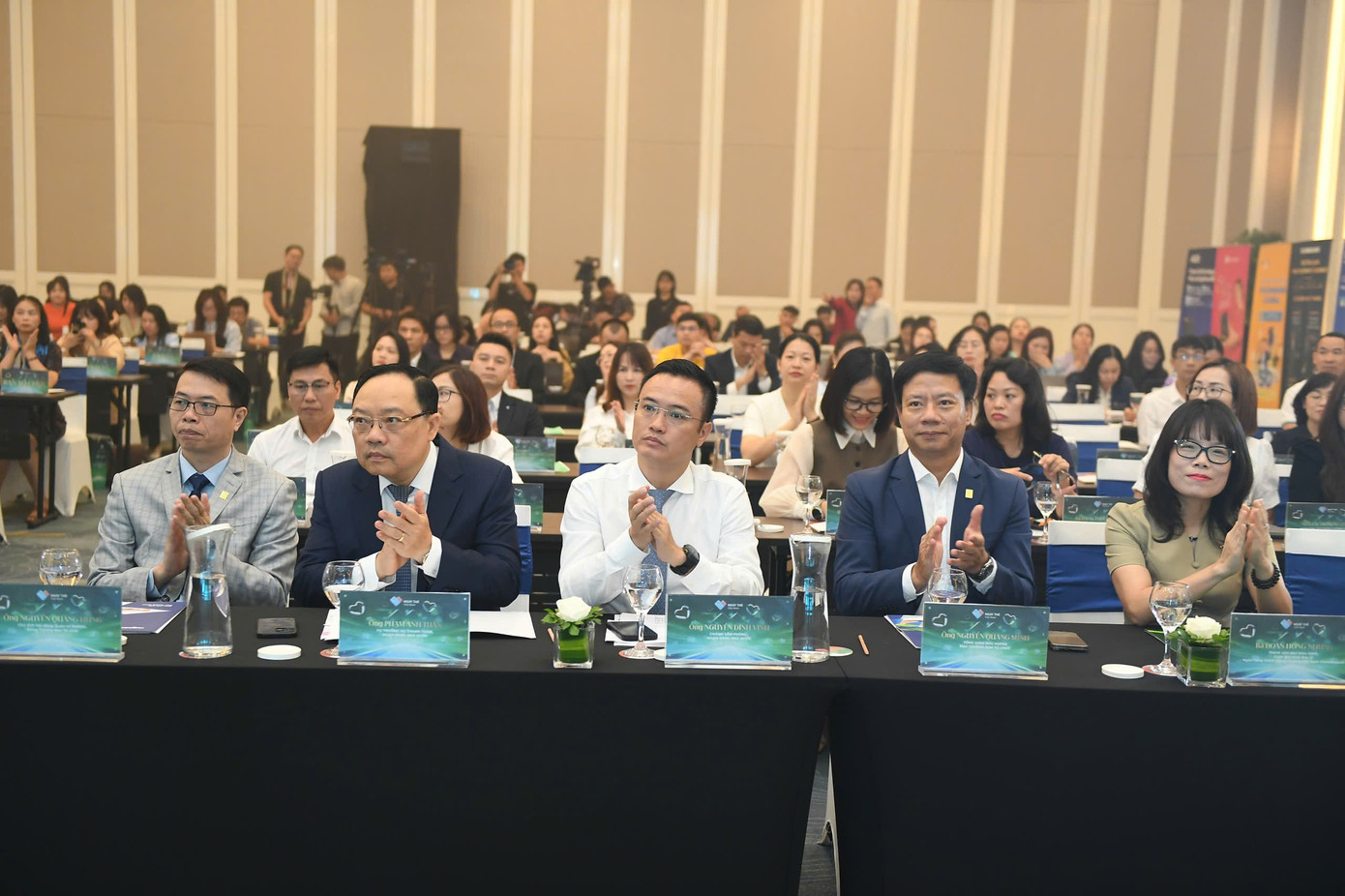 Ngày thẻ Việt Nam năm 2025: Một chạm - Vạn niềm tin- Ảnh 31. Ngày thẻ Việt Nam năm 2025: Một chạm - Vạn niềm tin- Ảnh 31.