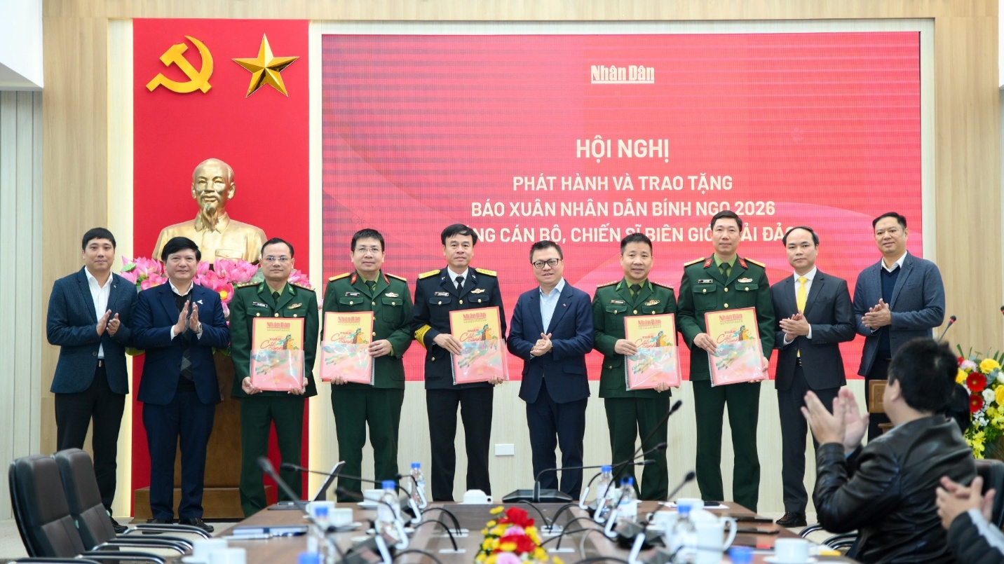 NAPAS đồng hành cùng báo Nhân dân trao tặng báo Xuân Bính Ngọ cho cán bộ, chiến sĩ biên giới, hải đảo- Ảnh 1.