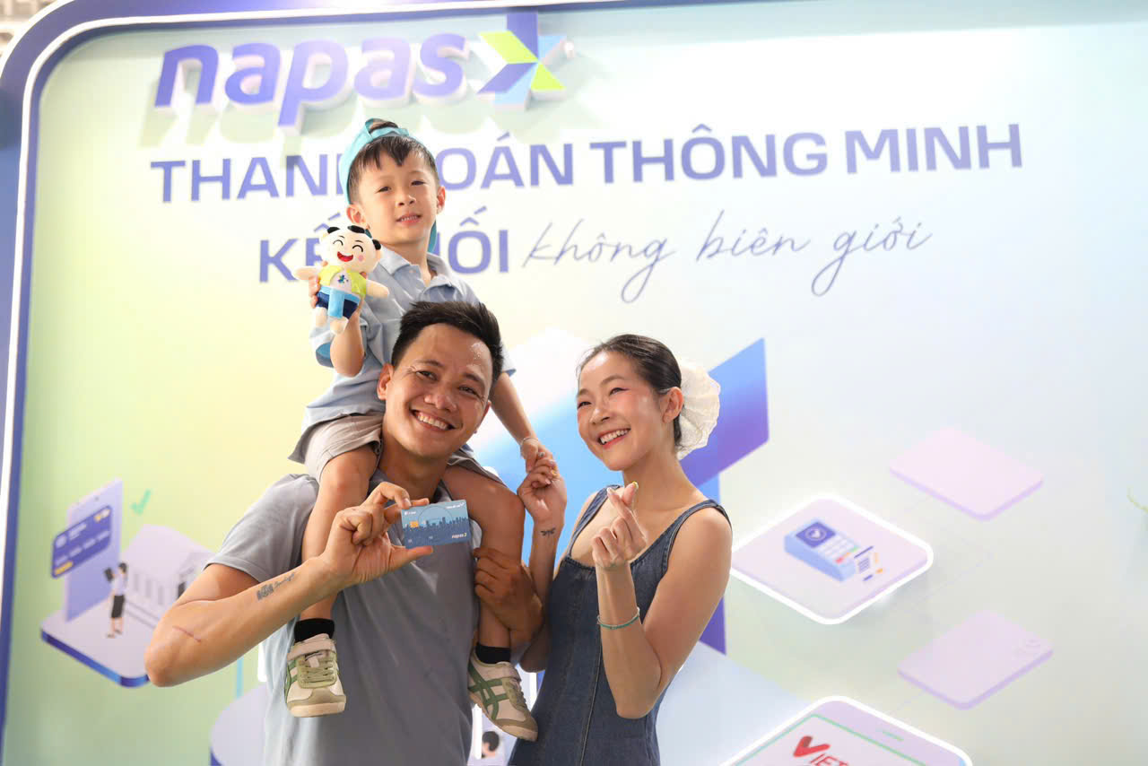 Giới trẻ xếp hàng mua trà sữa nửa giá, trải nghiệm công nghệ thanh toán xuyên biên giới tại NAPAS- Ảnh 4.