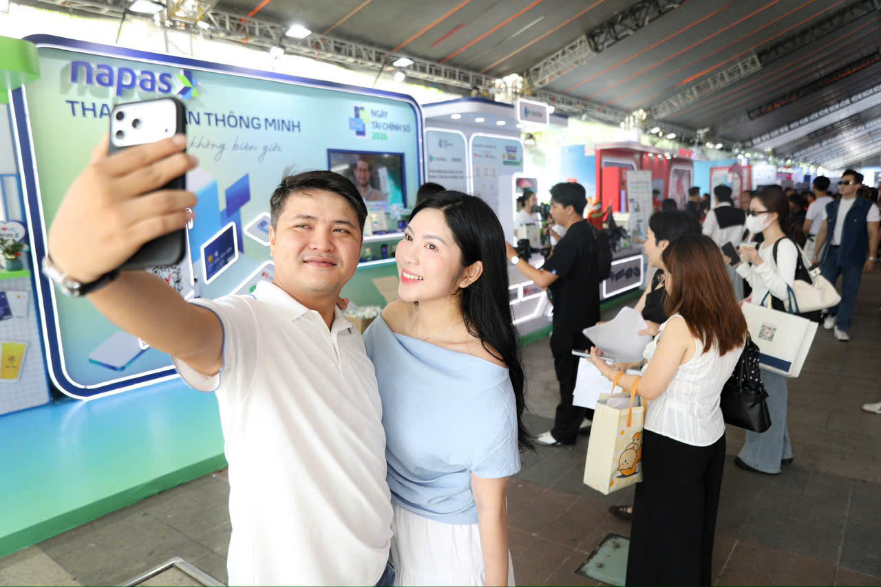 Giới trẻ xếp hàng mua trà sữa nửa giá, trải nghiệm công nghệ thanh toán xuyên biên giới tại NAPAS- Ảnh 1.