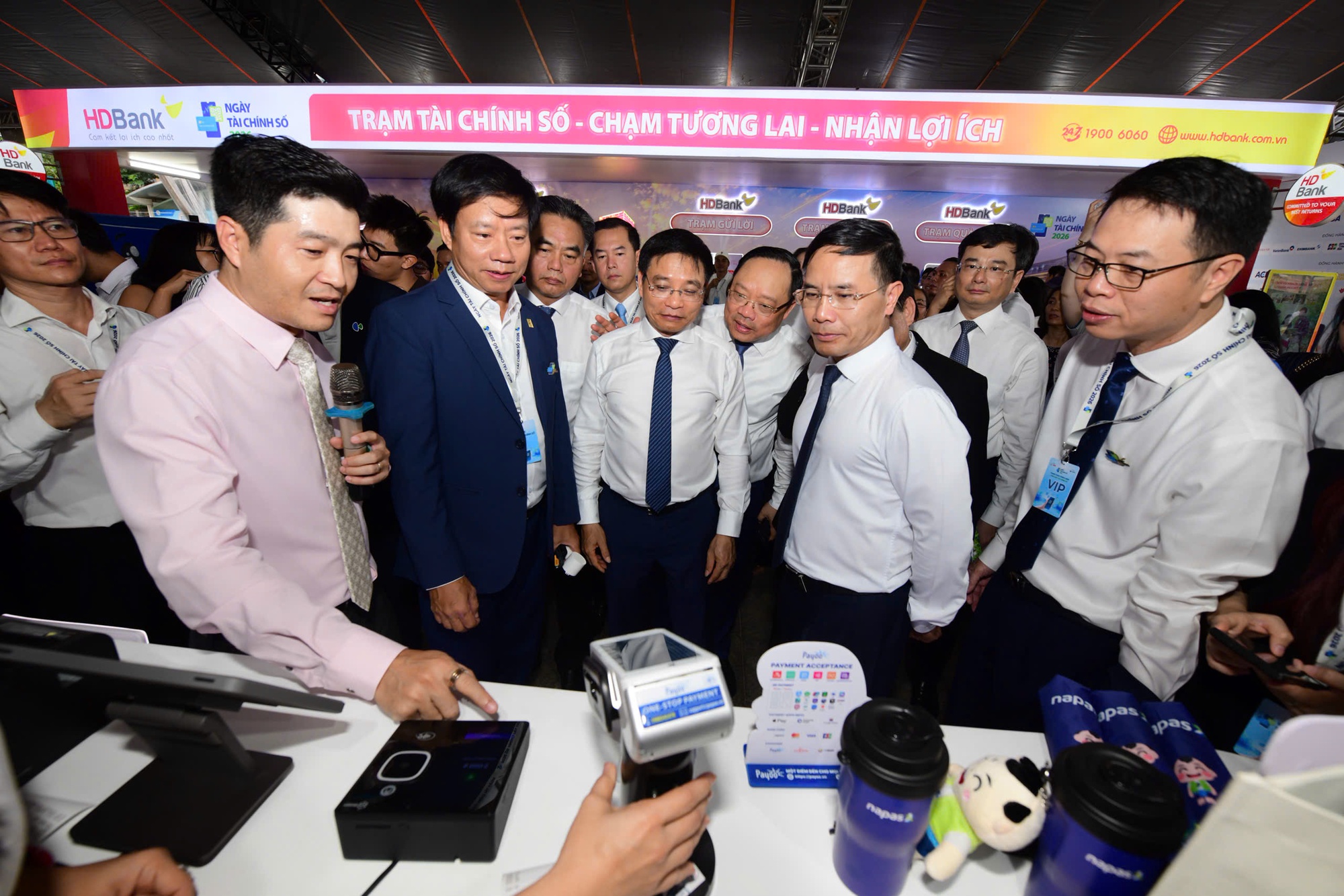 Giới trẻ xếp hàng mua trà sữa nửa giá, trải nghiệm công nghệ thanh toán xuyên biên giới tại NAPAS- Ảnh 3.
