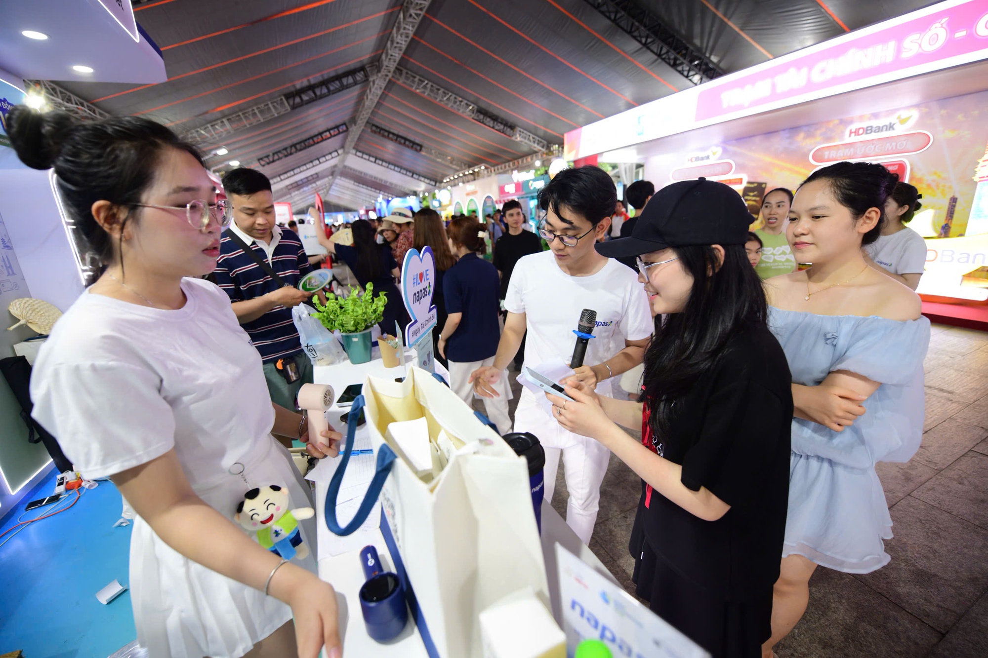 Giới trẻ xếp hàng mua trà sữa nửa giá, trải nghiệm công nghệ thanh toán xuyên biên giới tại NAPAS- Ảnh 2.