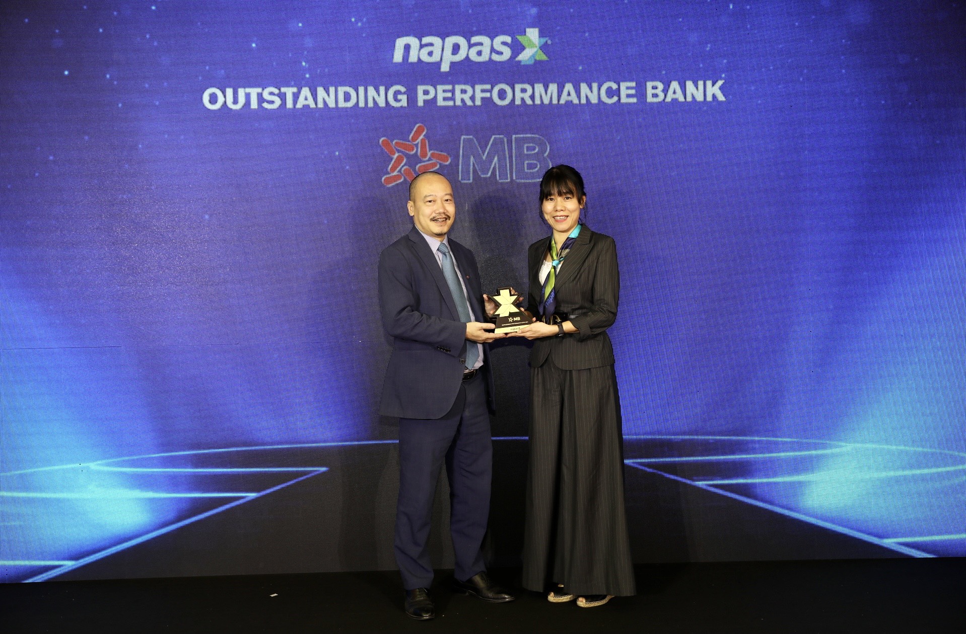 MB nhận giải Ngân hàng tiêu biểu năm 2021 Outstanding Performance Bank 2021.jpg