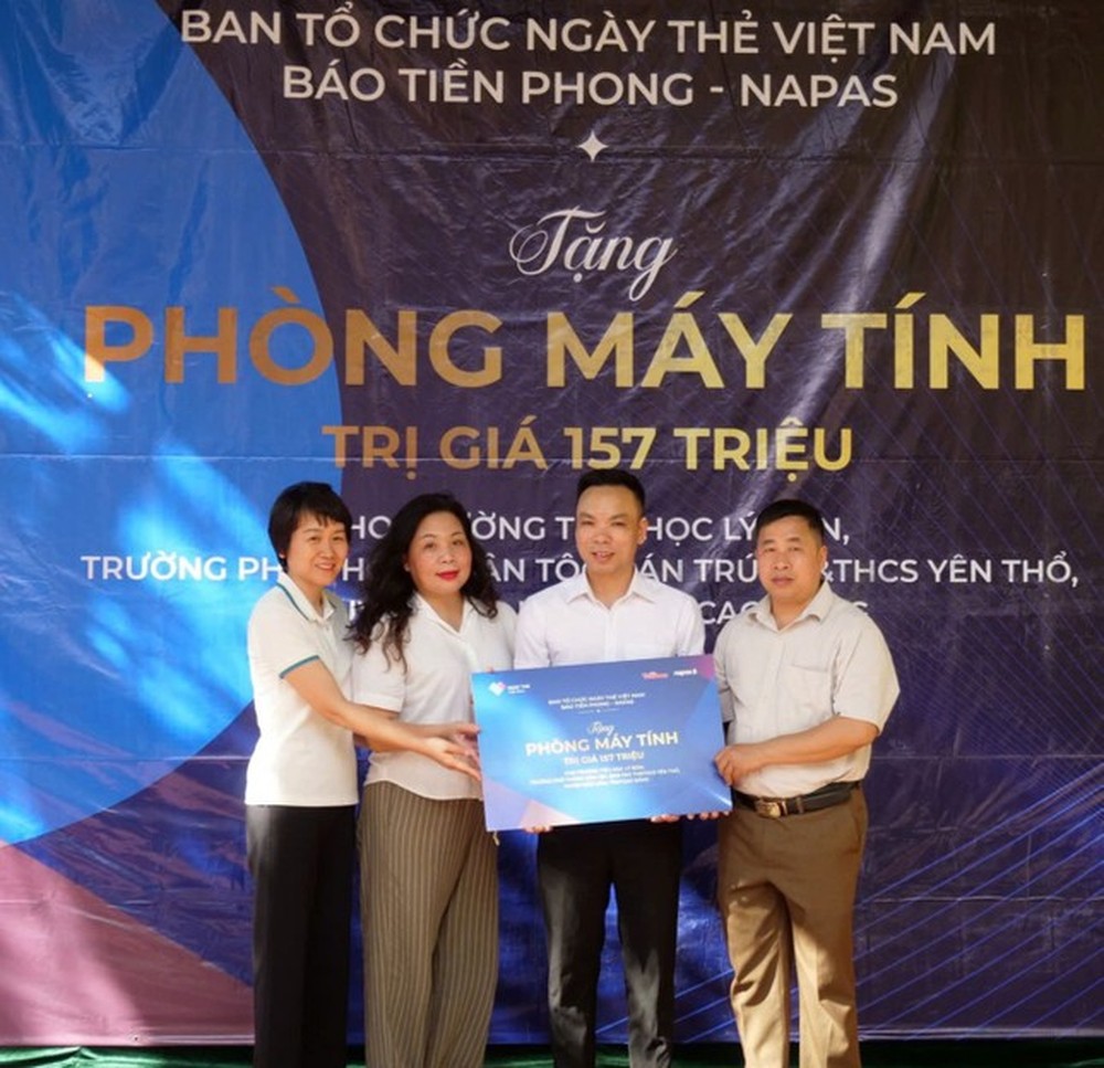 BTC Ngày thẻ Việt Nam trao tặng phòng máy tính và quà khuyến học cho học sinh vùng khó khăn tỉnh Cao Bằng- Ảnh 1. Trao phòng máy tính cho học sinh vùng khó khăn tỉnh Cao Bằng ảnh 1