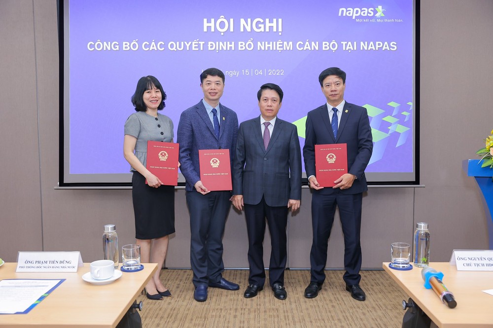 Phó thống đốc Phạm Tiến Dũng trao QĐ giao đại diện phần vốn nhà nước tại Napas.jpg