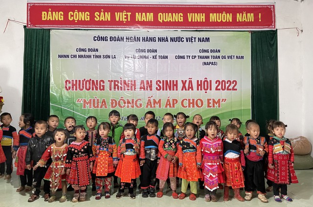 Công đoàn các đơn vị thuộc NHNN phối hợp tổ chức chương trình “Tài trợ, tặng quà mùa đông ấm áp cho em” tại điểm trường Bản Trò A, xã Tà Xùa, tỉnh Sơn La - Ảnh 4.