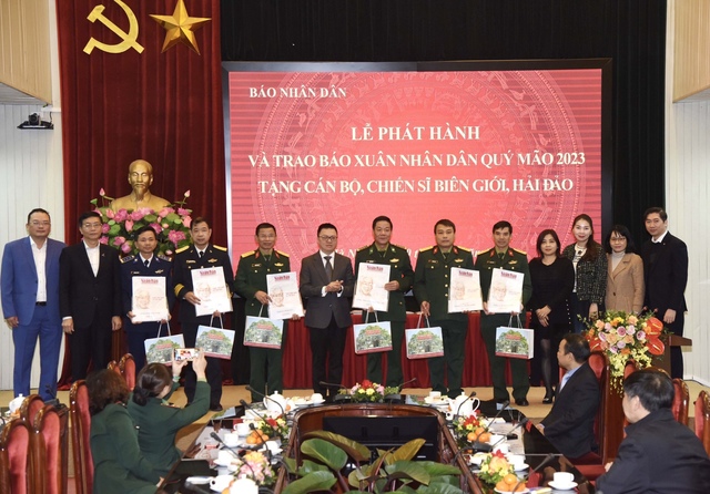 NAPAS đồng hành cùng báo Nhân dân trao tặng báo Xuân Quý Mão 2023 cho cán bộ, chiến sĩ biên giới, hải đảo - Ảnh 1.