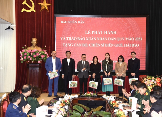 NAPAS đồng hành cùng báo Nhân dân trao tặng báo Xuân Quý Mão 2023 cho cán bộ, chiến sĩ biên giới, hải đảo - Ảnh 2.
