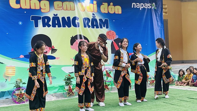 Ceremony for donating the construction of Sa Lung Kindergarten and Primary School - Ảnh 3.