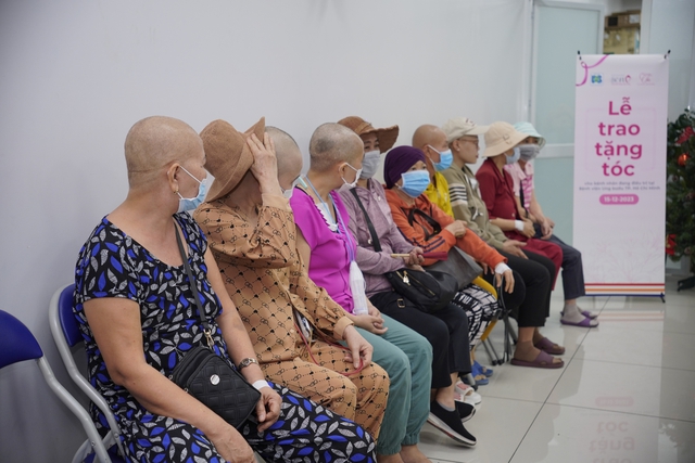NAPAS and partners donated 50 new wigs to cancer patients at Ho Chi Minh City Oncology Hospital- Ảnh 2.