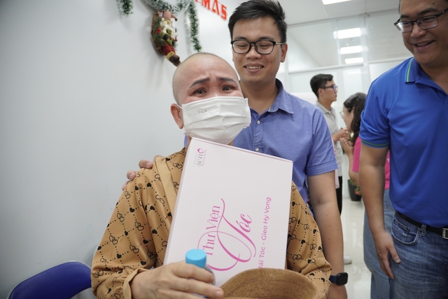 NAPAS and partners donated 50 new wigs to cancer patients at Ho Chi Minh City Oncology Hospital- Ảnh 4.
