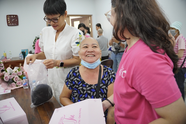 NAPAS and partners donated 50 new wigs to cancer patients at Ho Chi Minh City Oncology Hospital- Ảnh 5.