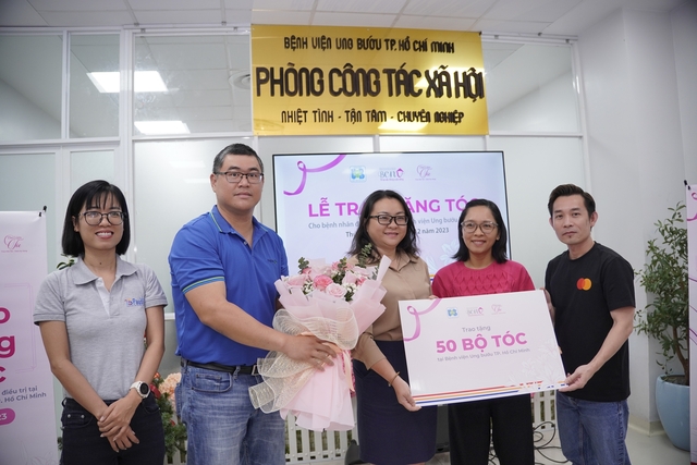NAPAS and partners donated 50 new wigs to cancer patients at Ho Chi Minh City Oncology Hospital- Ảnh 1.