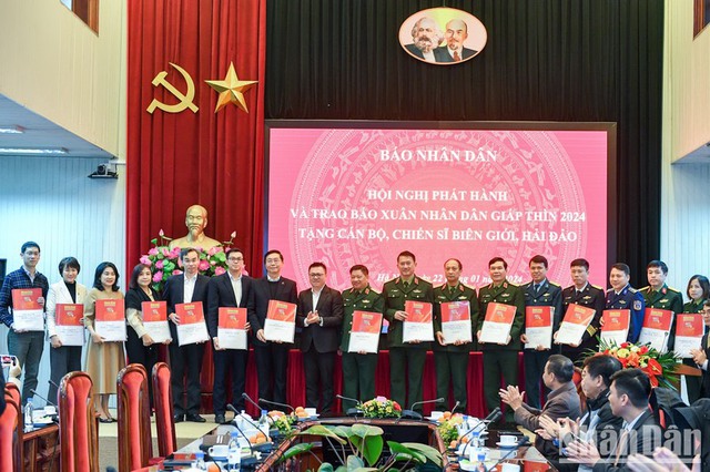 NAPAS collaborated in donating 2,000 Copies of Xuan Nhan Dan Giap Thin 2024 Newspaper to Border and Island Officers and Soldiers- Ảnh 2.
