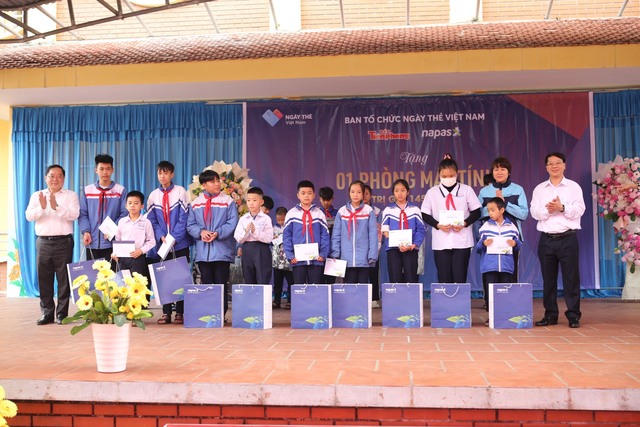 NAPAS accompanies Vietnam Card Day in donating computer classrooms to Ha Sen Elementary and Secondary School, Hai Phong City- Ảnh 3.