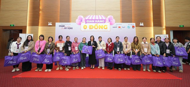 NAPAS, MASTERCARD AND PAYOO DONATE OVER 4 BILLION VIETNAMESE DONG, PROVIDE 2,010 FREE CANCER SCREENING PACKAGES AND ORGANIZE “ZERO-DONG STALLS” FOR VULNERABLE WOMEN- Ảnh 2.