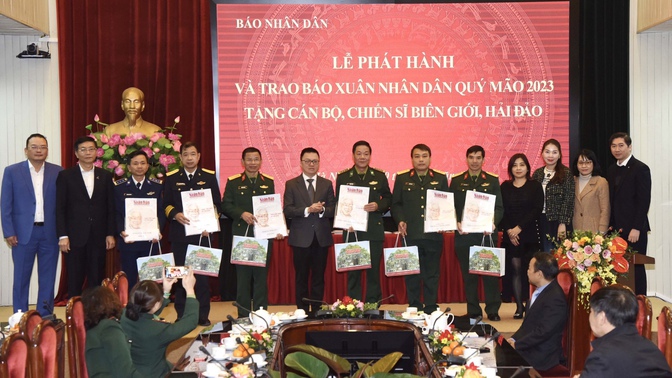 NAPAS đồng hành cùng báo Nhân dân trao tặng báo Xuân Quý Mão 2023 cho cán bộ, chiến sĩ biên giới, hải đảo