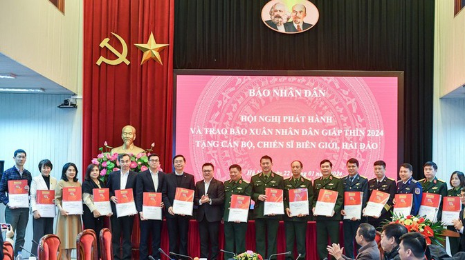 NAPAS chung tay dành tặng 2.000 tờ báo Nhân Dân Xuân Giáp Thìn 2024 cho cán bộ, chiến sĩ biên giới, hải đảo