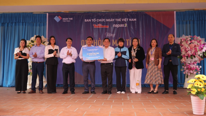 NAPAS đồng hành cùng Ngày thẻ Việt Nam trao tặng phòng học máy tính cho Trường Tiểu học và THCS Hà Sen, Hải Phòng