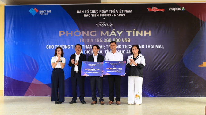 Ban tổ chức Ngày thẻ Việt Nam trao tặng phòng học máy tính tới học sinh Nghệ An