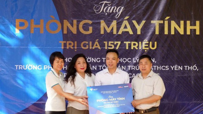 BTC Ngày thẻ Việt Nam trao tặng phòng máy tính và quà khuyến học cho học sinh vùng khó khăn tỉnh Cao Bằng