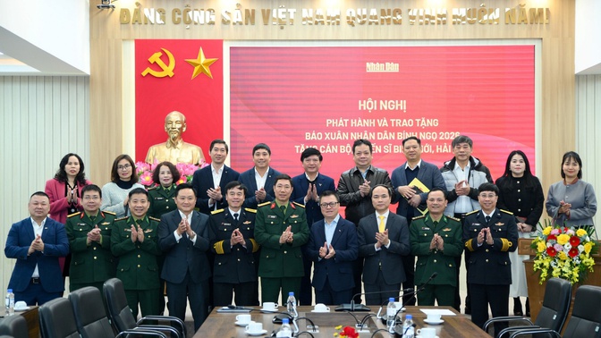 NAPAS đồng hành cùng báo Nhân dân trao tặng báo Xuân Bính Ngọ cho cán bộ, chiến sĩ biên giới, hải đảo