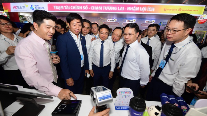Giới trẻ xếp hàng mua trà sữa nửa giá, trải nghiệm công nghệ thanh toán xuyên biên giới tại NAPAS