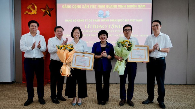 Đảng bộ NAPAS tổ chức Lễ trao tặng Huy hiệu 30 năm tuổi Đảng và Giấy khen đảng viên tiêu biểu