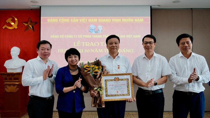 Đảng bộ NAPAS tổ chức Lễ trao tặng Huy hiệu 30 năm tuổi Đảng và Giấy khen đảng viên tiêu biểu