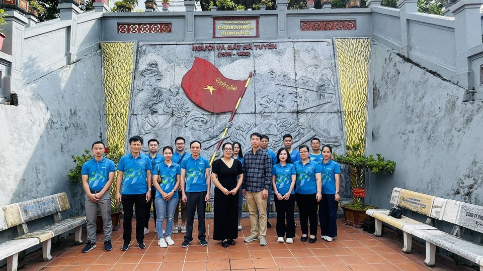 NAPAS tri ân các anh hùng liệt sĩ và thăm đồn biên phòng Lũng Cú, Hà Giang - Ảnh 1.
