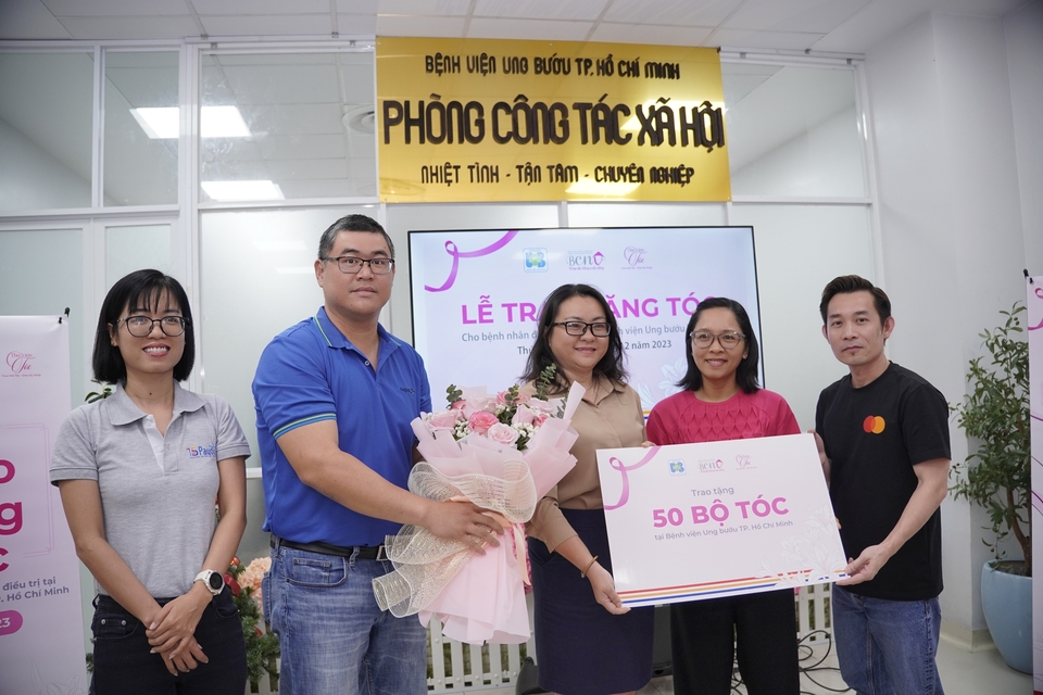 NAPAS và các đối tác trao tặng 50 bộ tóc mới cho bệnh nhân ung thư tại bệnh viện ung bướu TP. Hồ Chí Minh- Ảnh 1.