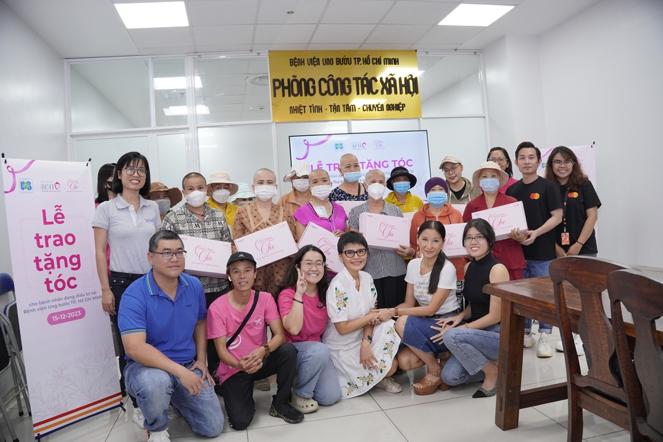 NAPAS và các đối tác trao tặng 50 bộ tóc mới cho bệnh nhân ung thư tại bệnh viện ung bướu TP. Hồ Chí Minh- Ảnh 3.