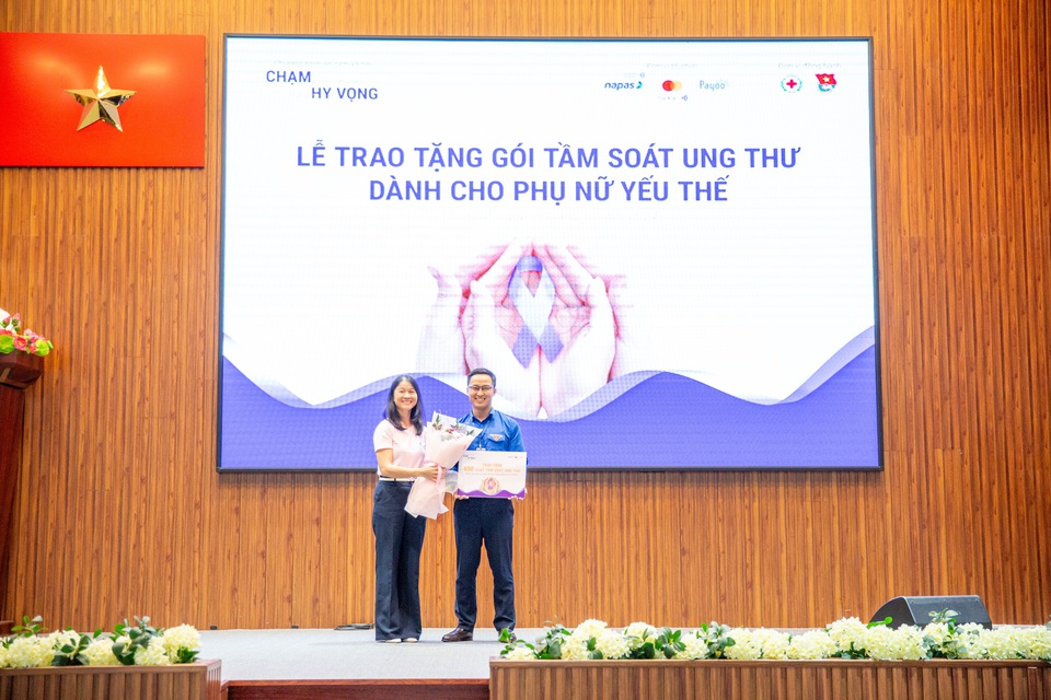 NAPAS và MASTERCARD trao 2.010 suất quà tầm soát ung thư và tổ chức "Gian hàng 0 đồng" cho phụ nữ khó khăn - Ảnh 2.