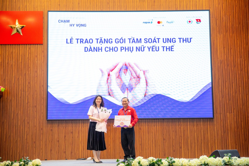 NAPAS và MASTERCARD trao 2.010 suất quà tầm soát ung thư và tổ chức "Gian hàng 0 đồng" cho phụ nữ khó khăn - Ảnh 1.