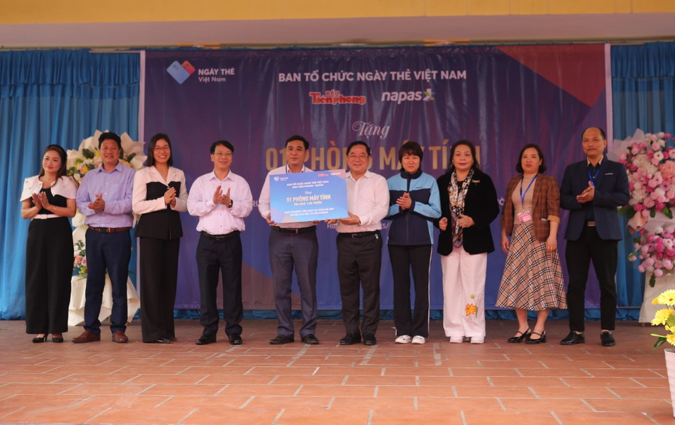 NAPAS đồng hành cùng Ngày thẻ Việt Nam trao tặng phòng học máy tính cho Trường Tiểu học và THCS Hà Sen, Hải Phòng- Ảnh 1.