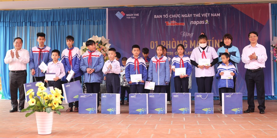 NAPAS đồng hành cùng Ngày thẻ Việt Nam trao tặng phòng học máy tính cho Trường Tiểu học và THCS Hà Sen, Hải Phòng- Ảnh 3.